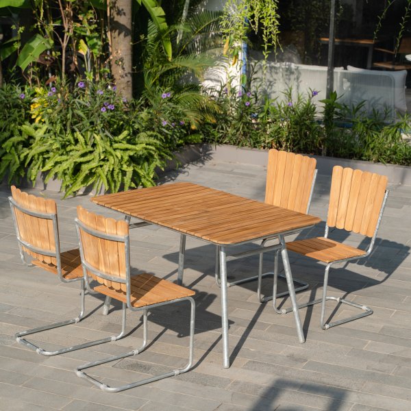 Mllan utegruppe i teak: 4 stoler med spisebord 120x80 cm