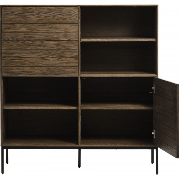 Inez skap i brunoljet eik