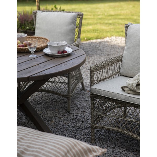 Provence utend�rs gruppe: Scottsdale rundt brunt spisebord �112 cm inkludert 4 Provence lenestoler i naturfarget kunstrotting