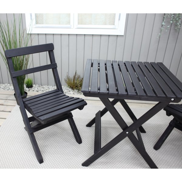 Wilma utegruppebord 65 x 65 cm inkl. 2 stk Knohult stoler - Sort Wilma utegruppebord 65 x 65 cm inkl. 2 stk Knohult stoler - Sort