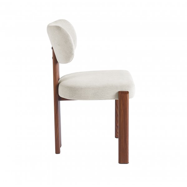 Callum spisestol i beige stoff / ben i valnttfiner