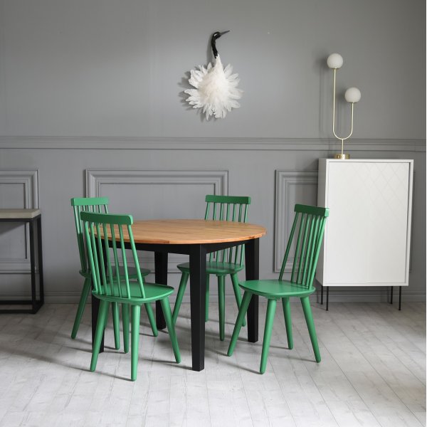 Dalsland spisegruppe: Rundt bord i Eik/Sort med 4 grønne Cane stoler Dalsland spisegruppe: Rundt bord i Eik/Sort med 4 grønne Cane stoler