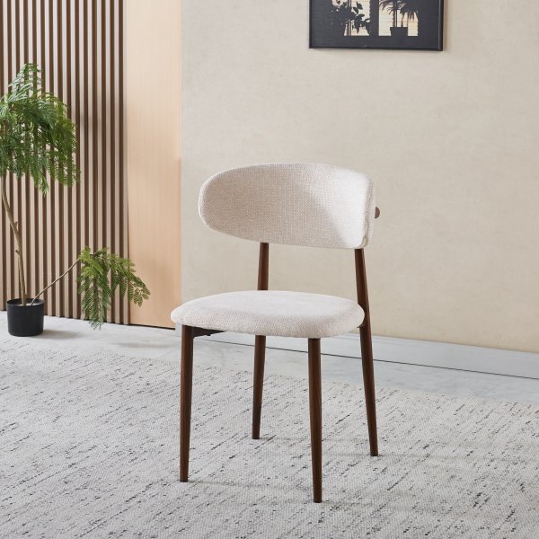 Ingrid-stol i beige stoff med valnøttfinert ramme Ingrid-stol i beige stoff med valnøttfinert ramme