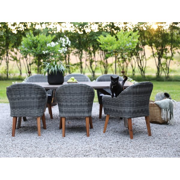 Oxford utendørs spisegruppe: brunsyret bord 220 cm, inkludert 6 stk. Valetta lenestoler i grå kunstrotting Oxford utendørs spisegruppe: brunsyret bord 220 cm, inkludert 6 stk. Valetta lenestoler i grå kunstrotting
