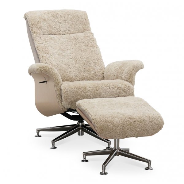 Ulla lenestol med fotskammel i saueskinn - Sand / whitewash / Krom Ulla lenestol med fotskammel i saueskinn - Sand / whitewash / Krom