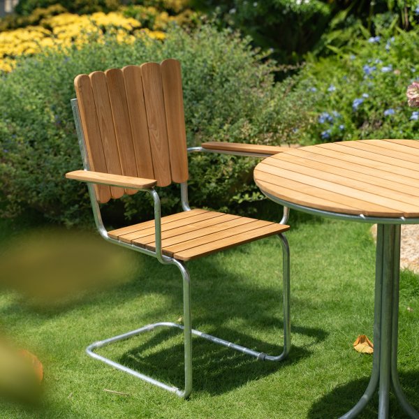 M�llan balkongsett i teak: 2 lenestoler med rundt bord