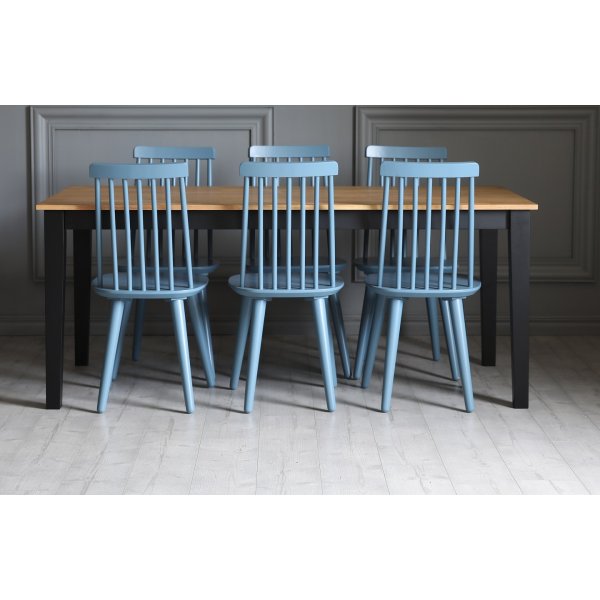 Dalsland spisegruppe: Spisebord i sort/eik med 6 dueblå knaggstoler Dalsland spisegruppe: Spisebord i sort/eik med 6 dueblå knaggstoler