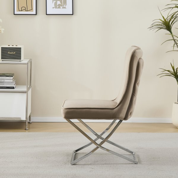 Luksusstol med kromunderstell og knapper i ryggen - Stol i beige fløyel Luksusstol med kromunderstell og knapper i ryggen - Stol i beige fløyel