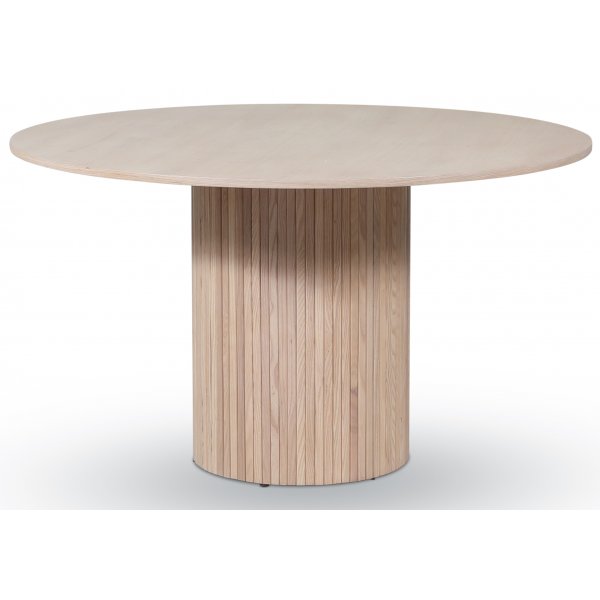 Pose spisegruppe: Bord Ø130 cm inkludert 4 stk pinnestoler - Whitewash Pose spisegruppe: Bord Ø130 cm inkludert 4 stk pinnestoler - Whitewash