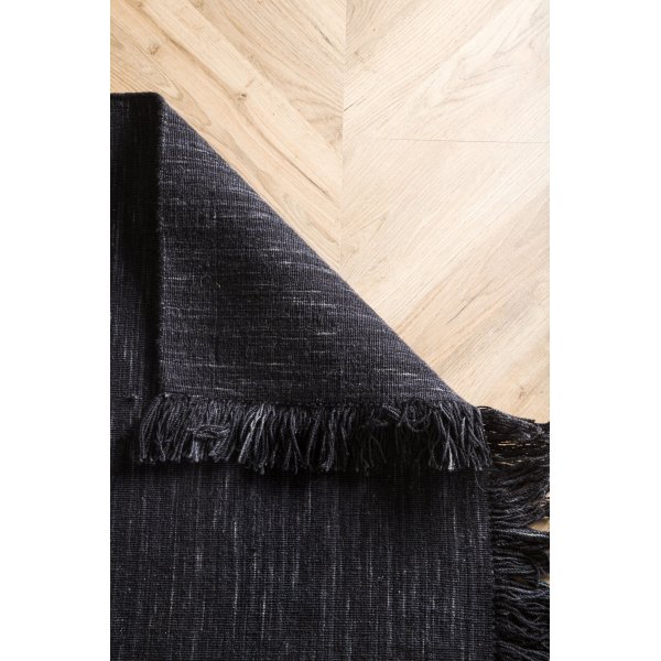 Elton flatvevd ullteppe - svart Elton flatvevd ullteppe - svart