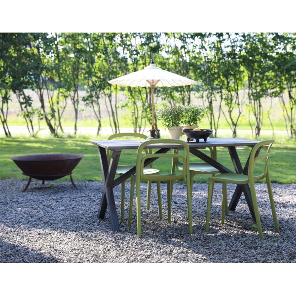 Spisegruppe Scottsdale: 150 cm grtt trebord inkludert 4 stk. Nordan stablebare stoler