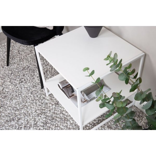 Sidebord i tre med hylle - Hvit Sidebord i tre med hylle - Hvit