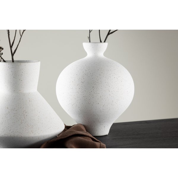 Rellis vase 20 x 24 cm - Sort/Hvit Rellis vase 20 x 24 cm - Sort/Hvit
