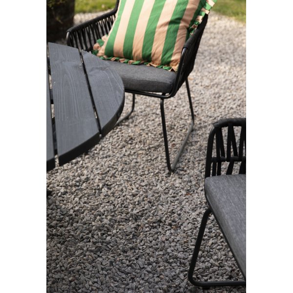 Mikado utegruppe: Scottsdale rundt svart spisebord Ø112 cm inkludert 4 Mikado svarte lenestoler med grå puter Mikado utegruppe: Scottsdale rundt svart spisebord Ø112 cm inkludert 4 Mikado svarte lenestoler med grå puter
