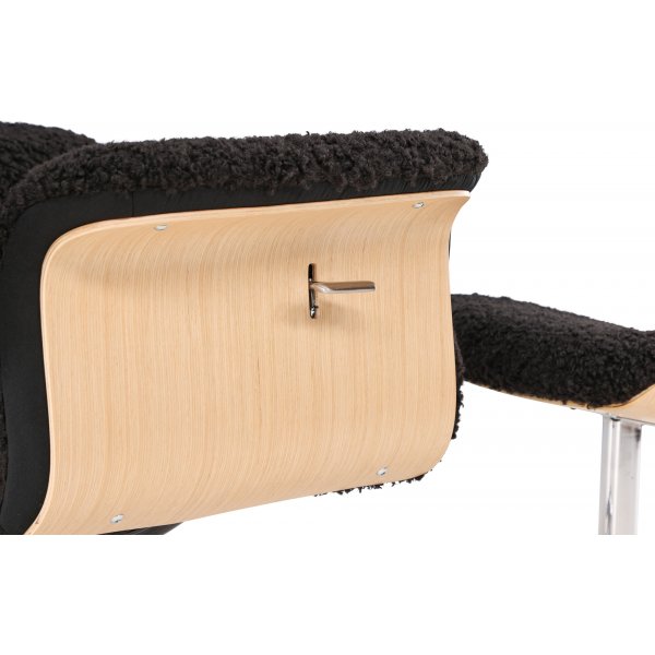 Hagön hvilestol med fotskammel - Svart saueskinnsimitasjon/oljet eik Hagön hvilestol med fotskammel - Svart saueskinnsimitasjon/oljet eik