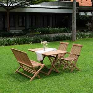 Saltö friluftsgruppe; spisebord med 2 lenestoler og teaksofa Saltö friluftsgruppe; spisebord med 2 lenestoler og teaksofa