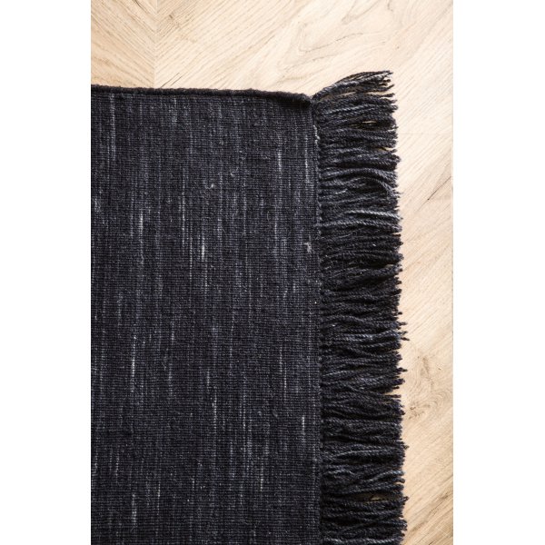 Elton flatvevd ullteppe - svart Elton flatvevd ullteppe - svart