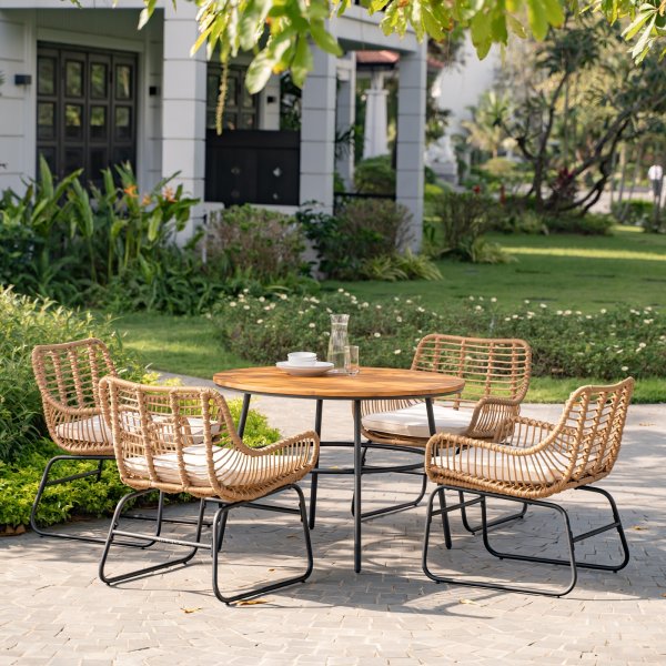 Sommer Utegruppe i kunstrotting - Spisegruppe med fire lenestoler og bord Sommer Utegruppe i kunstrotting - Spisegruppe med fire lenestoler og bord