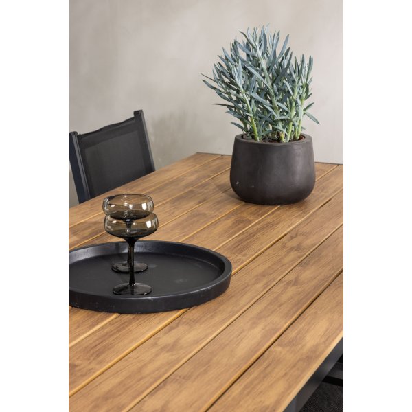 Matvaregruppen i Chania; 6 stoler med bord 205 x 90 cm - Svart/natur Matvaregruppen i Chania; 6 stoler med bord 205 x 90 cm - Svart/natur