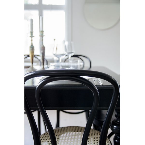 PiPi spisegruppe, rundt spisebord Ø120 cm inkludert 4 stk. Stol No18 i bøyd tre - Svartbeiset tre PiPi spisegruppe, rundt spisebord Ø120 cm inkludert 4 stk. Stol No18 i bøyd tre - Svartbeiset tre
