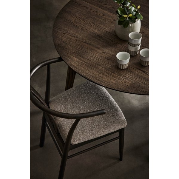 Jive brunbeiset spisestuestol med pute i beige boucl