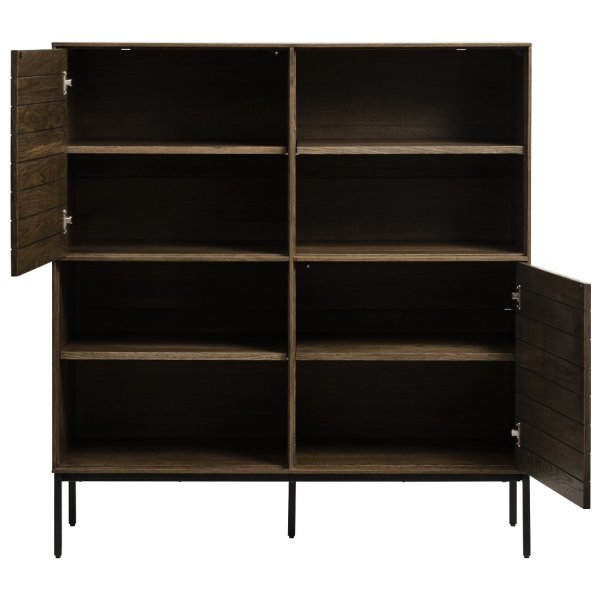 Inez skap i brunoljet eik