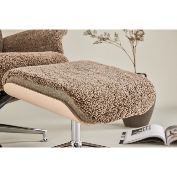 Lenestol i saueskinn med fotskammel - Brun / eik - Ulla Lenestol i saueskinn med fotskammel - Brun / eik - Ulla