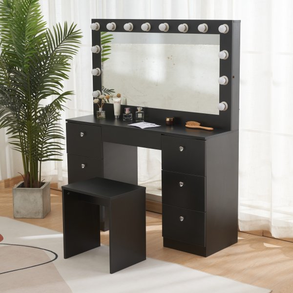 Caija svart toalettbord med belysning og håndtak i krystall Caija svart toalettbord med belysning og håndtak i krystall