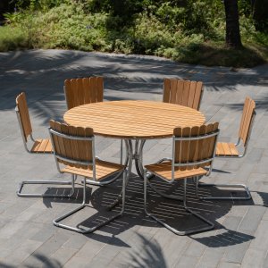 Möllan utegruppe i teak: 6 stoler med spisebord Ø130 cm Möllan utegruppe i teak: 6 stoler med spisebord Ø130 cm