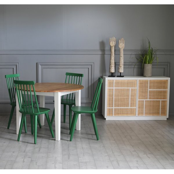 Spisegruppe: Rundt bord i eik / hvit med 4 grnne kurvstoler
