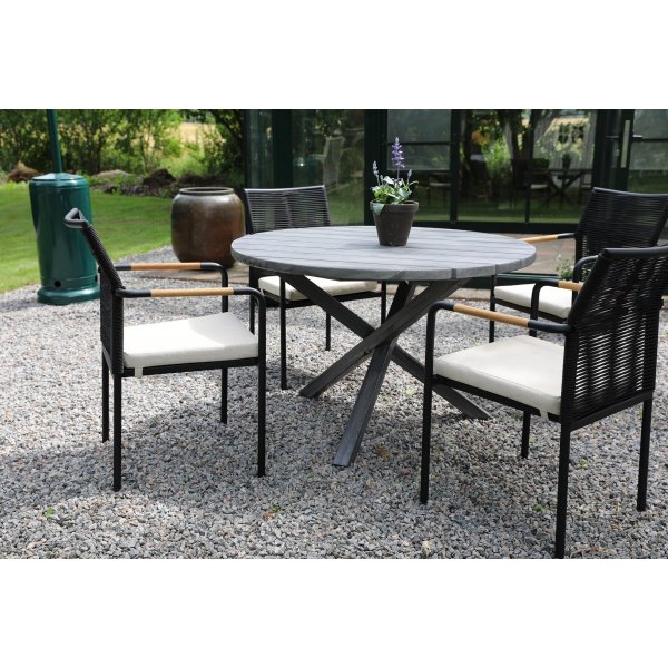Scottsdale spisegruppe for uteplassen rundt bord med 4 stk. Skanör karmstoler - Svart/Grå/Teak Scottsdale spisegruppe for uteplassen rundt bord med 4 stk. Skanör karmstoler - Svart/Grå/Teak