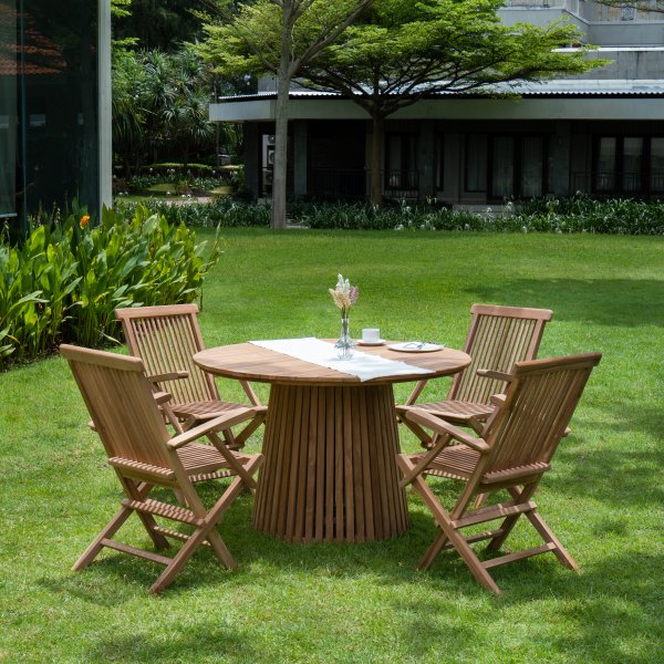 Utendørsgruppe i teak: rundt bord med 4 lenestoler - Saltö Utendørsgruppe i teak: rundt bord med 4 lenestoler - Saltö