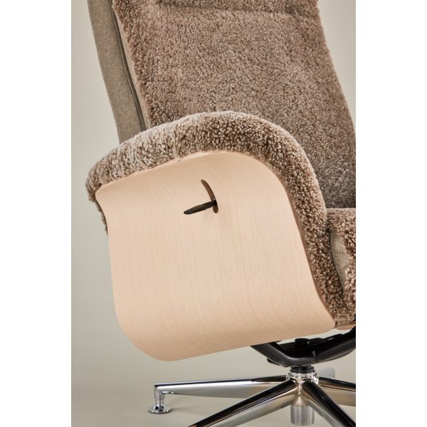 Lenestol i saueskinn med fotskammel - Brun / eik - Ulla Lenestol i saueskinn med fotskammel - Brun / eik - Ulla