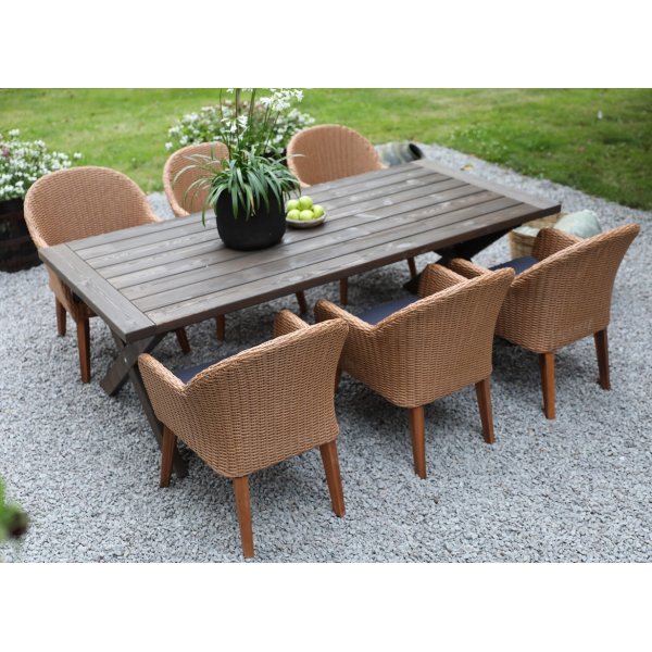 Oxford utendrs spisegruppe: brunsyret bord 220 cm, inkludert 6 stk. Valetta lenestoler i naturfarget kunstrotting