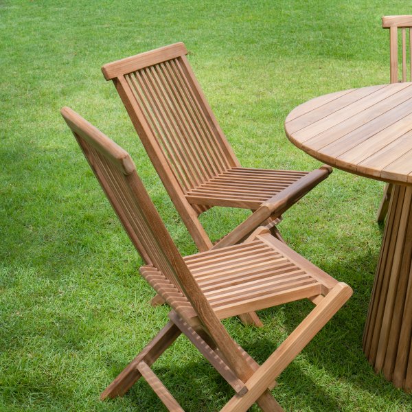 Salt utegruppe i teak: rundt teakbord med 6 teakstoler