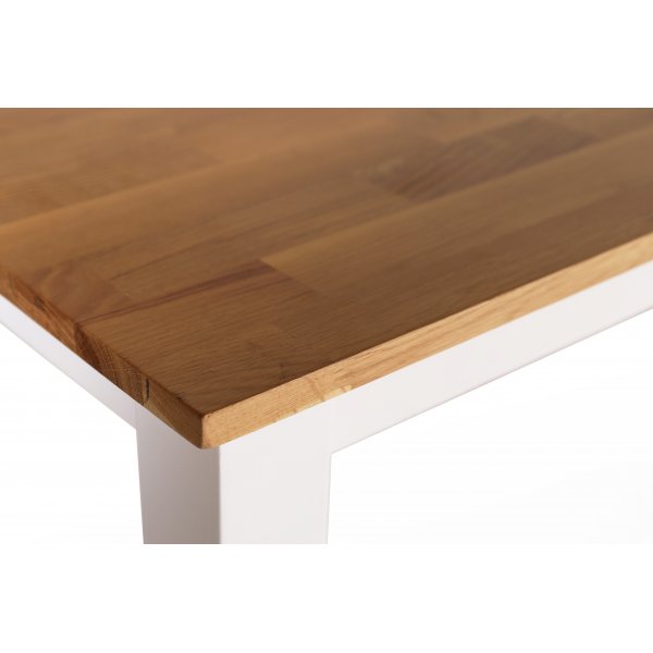 Dalsland spisegruppe: Spisebord i Eik/Hvit med 6 røde Pinnstola Dalsland spisegruppe: Spisebord i Eik/Hvit med 6 røde Pinnstola