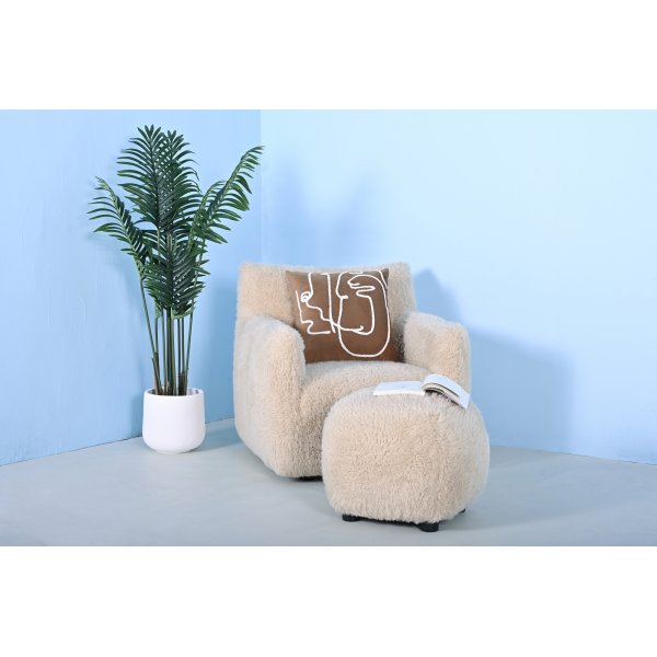 Fluffy puff i beige furry stoff