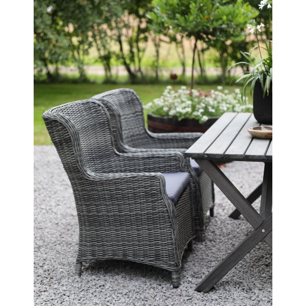 Spisegruppe Scottsdale: Bord 150 cm inkludert 4 stk. Jacksonville lenestoler i grå kunstrotting + Tekstilrens for møbler Spisegruppe Scottsdale: Bord 150 cm inkludert 4 stk. Jacksonville lenestoler i grå kunstrotting + Tekstilrens for møbler