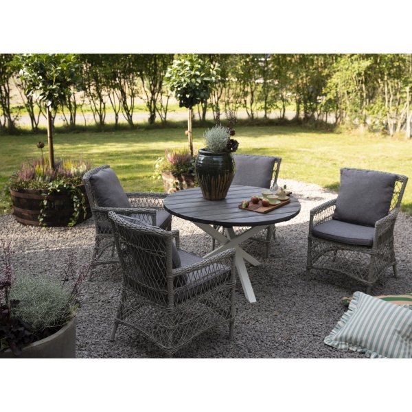 Provence utegruppe: Scottsdale rundt grå/hvitt spisebord Ø112 cm inkludert 4 Provence lenestoler i grå syntetisk rotting Provence utegruppe: Scottsdale rundt grå/hvitt spisebord Ø112 cm inkludert 4 Provence lenestoler i grå syntetisk rotting