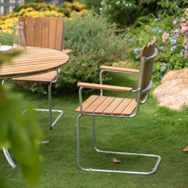 M�llan utegruppe i teak: 4 lenestoler med spisebord �110 cm