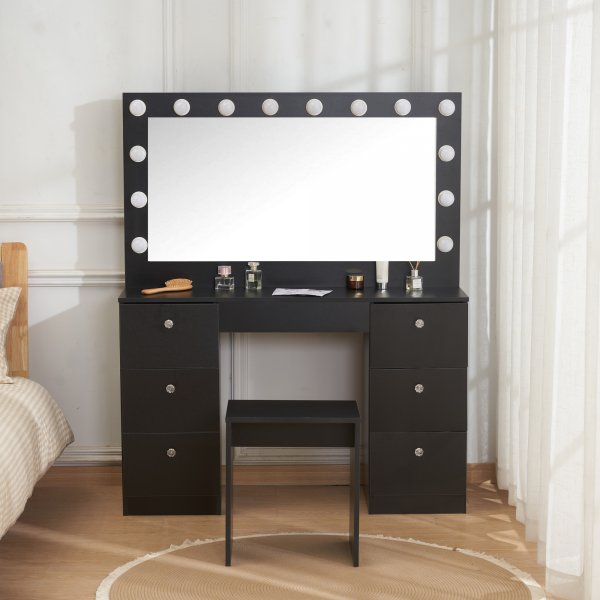 Caija svart toalettbord med belysning og håndtak i krystall Caija svart toalettbord med belysning og håndtak i krystall