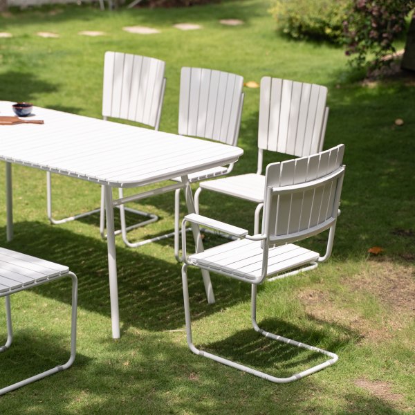 Spisegruppe for 8 personer: bord 180x80 cm med 8 stoler