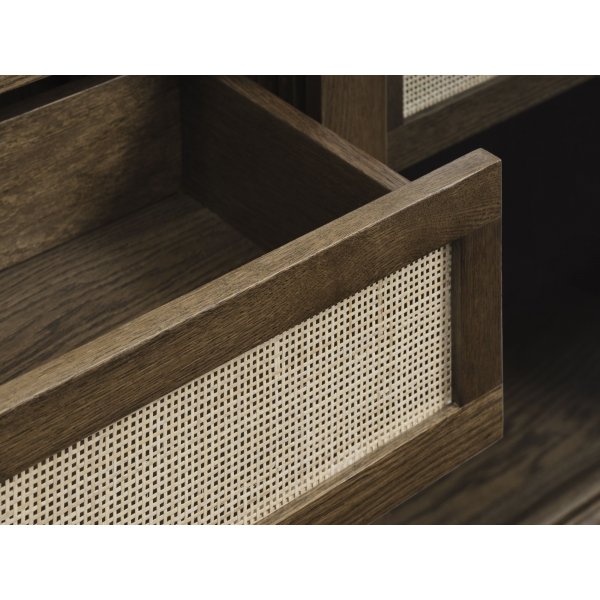 Yuma glassskap i røkt eik med rottingdetaljer Yuma glassskap i røkt eik med rottingdetaljer