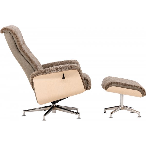 Lenestol i saueskinn med fotskammel - Brun / eik - Ulla Lenestol i saueskinn med fotskammel - Brun / eik - Ulla