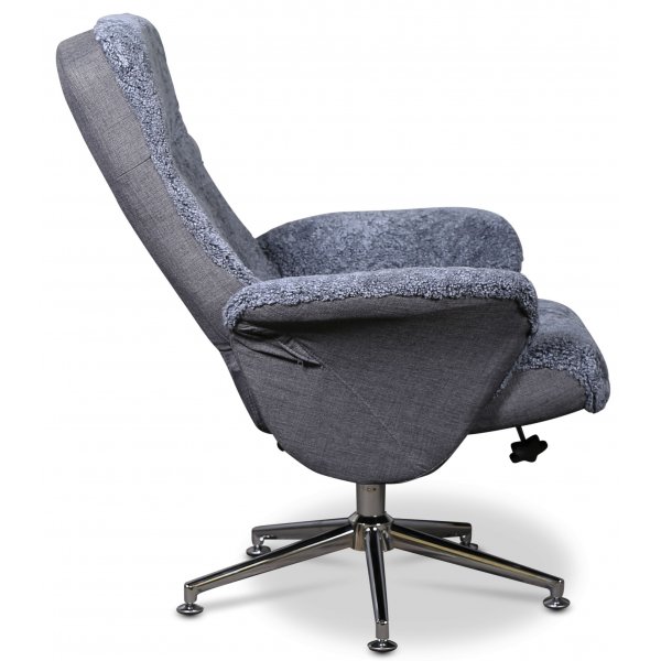 Times lenestol med fotskammel (Recliner) - Lysegrått saueskinn Times lenestol med fotskammel (Recliner) - Lysegrått saueskinn