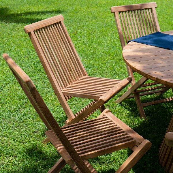 Salt� utegruppe i teak: rundt teakbord med 8 teakstoler