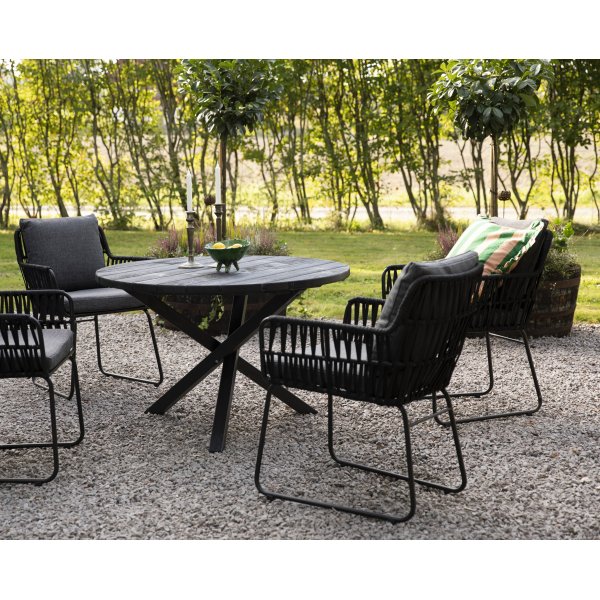 Mikado utegruppe: Scottsdale rundt svart spisebord Ø112 cm inkludert 4 Mikado svarte lenestoler med grå puter Mikado utegruppe: Scottsdale rundt svart spisebord Ø112 cm inkludert 4 Mikado svarte lenestoler med grå puter