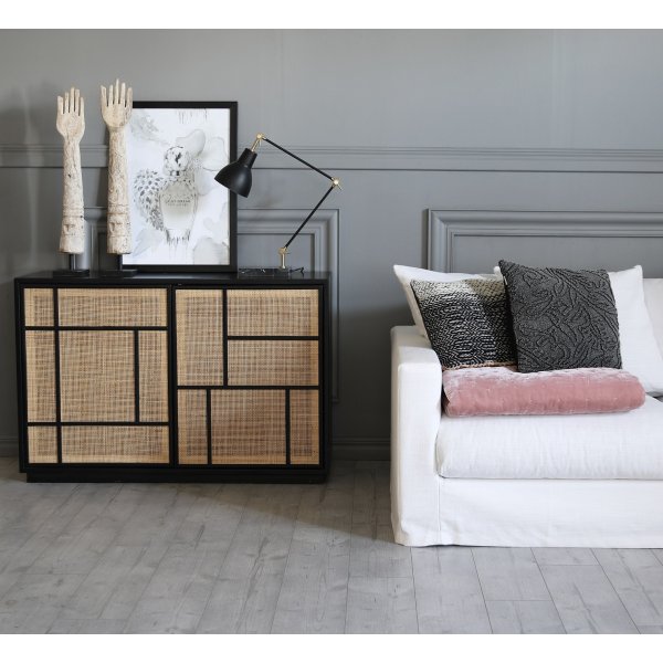 Stockholm skjenk med rottingdører - 120 cm bred Stockholm skjenk med rottingdører - 120 cm bred