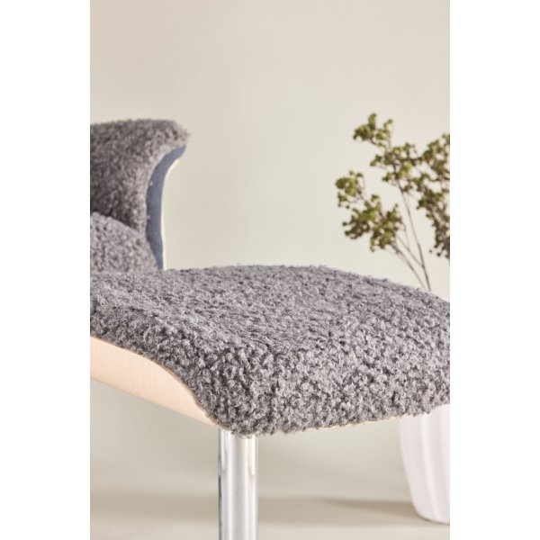 Lenestol med fotskammel - Grå saueskinnsimitasjon/hvitkalket eik Lenestol med fotskammel - Grå saueskinnsimitasjon/hvitkalket eik