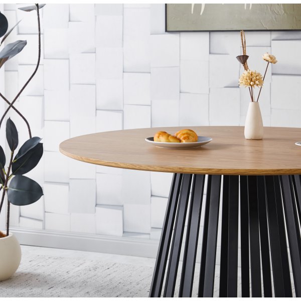 Inez rundt spisebord Ø120 cm eikefiner / Svart metall Inez rundt spisebord Ø120 cm eikefiner / Svart metall